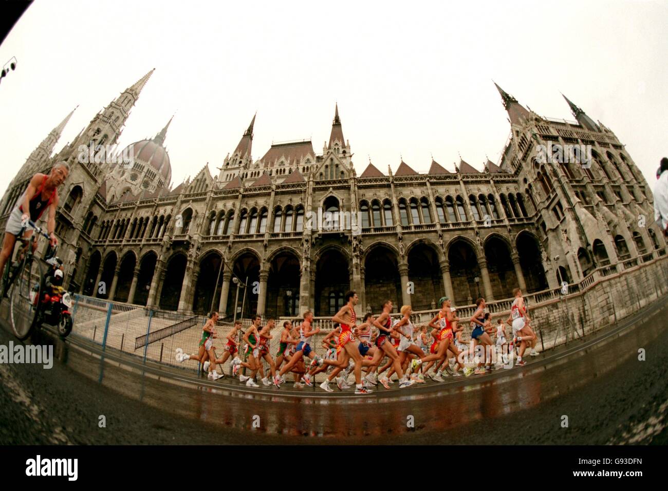 Athletics - 17th European Championships - Budapest. Runners go past the Parliament building in Budapest as they complete the mens marathon Stock Photo