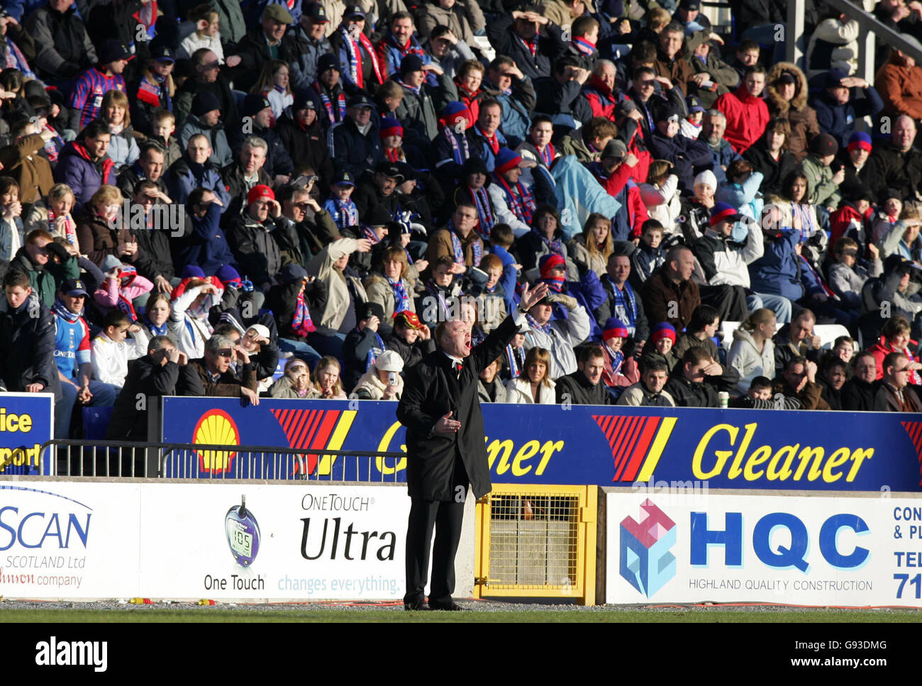 Rangers' manager Alex McLeish shouts orders during the Bank of Scotland ...