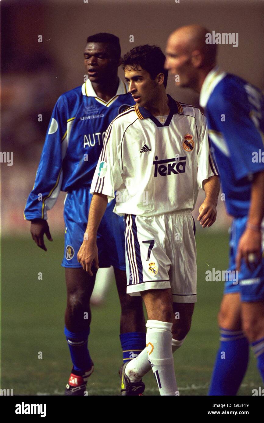Soccer - UEFA Super Cup - Chelsea v Real Madrid - Monaco. Real Madrid's Raul (centre), closely marked by Chelsea's Marcel Desailly (left) and Frank Leboeuf (right) Stock Photo