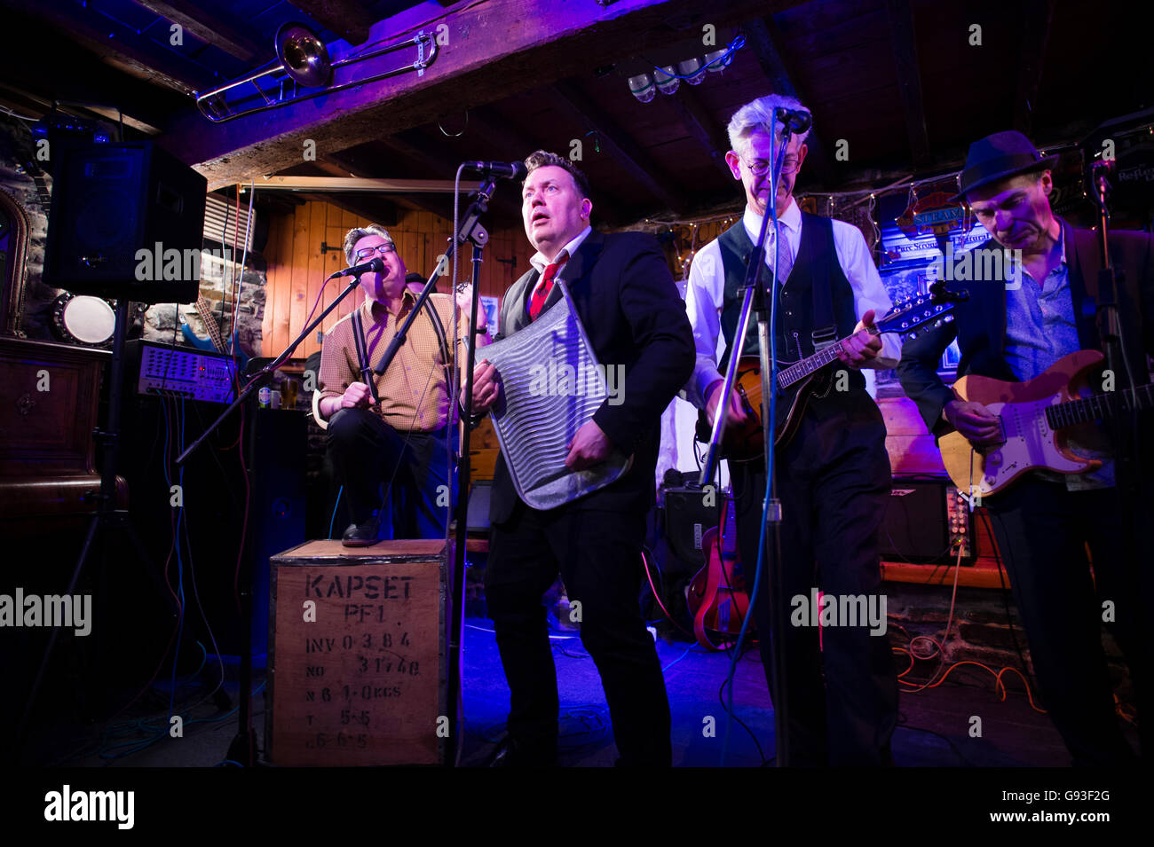 Skiffle hires stock photography and images Alamy