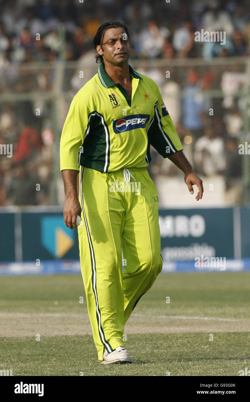 Pakistan's Shoaib Akhtar during the Third One Day International against England at the National Stadium in Karachi, Pakistan, Thursday December 15, 2005. Stock Photo