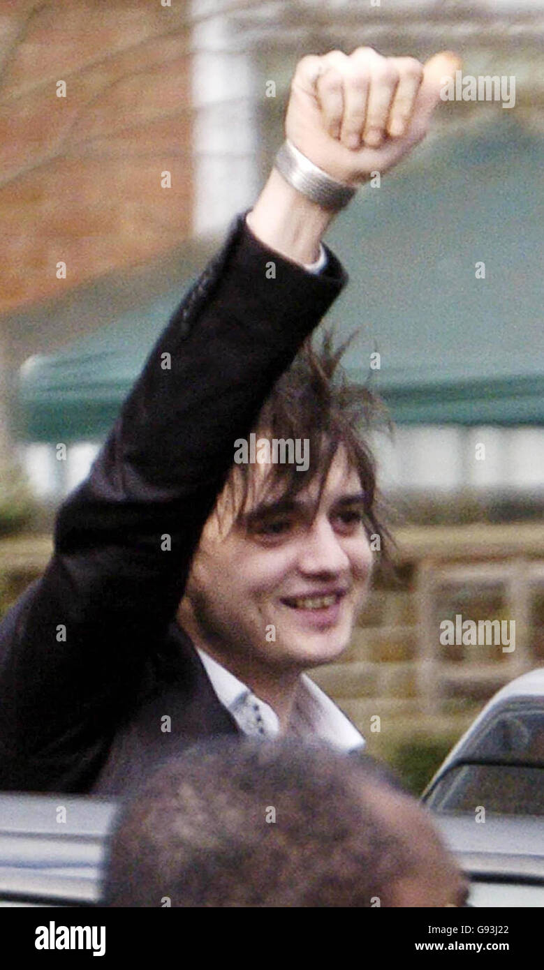 Pete Doherty leaves Ealing Magistrates Court in west London, Wednesday February 8, 2006, with a 12-month community order after admitting a series of drug offences. The 26-year-old Babyshambles front man and former boyfriend of Kate Moss was sentenced after earlier pleading guilty to seven charges of possessing illegal substances. The singer was also ordered to take part in a drug rehabilitation programme for 12 months and warned that if he breached this order, he could face a custodial sentence. See PA story COURTS Doherty. PRESS ASSOCIATION Photo. Photo credit should read: Ian Nicholson / PA. Stock Photo