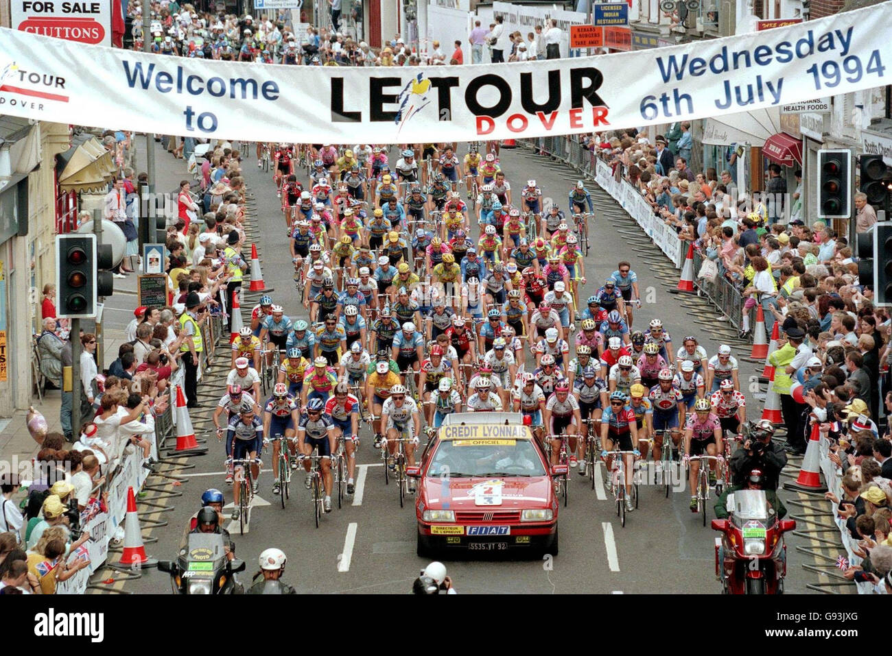Library file dated 06/07/1994 of cyclists passing through the streets of Dover, Kent at the start of the Le Tour a two day excursion of the Tour de France into England. London will host the start of the 2007 Tour de France, it was confirmed today, Tuesday January 24, 2006. The race, which attracted around three million spectators on its last appearance on English roads, will visit the UK for only the third time in its 103-year history. See PA story CYCLING Tour. PRESS ASSOCIATION Photo. Photo credit should read: Martin Keene/PA. ... CYCLING Tour file ... 06-07-1994 ... Howden ... UK ... PRESS Stock Photo