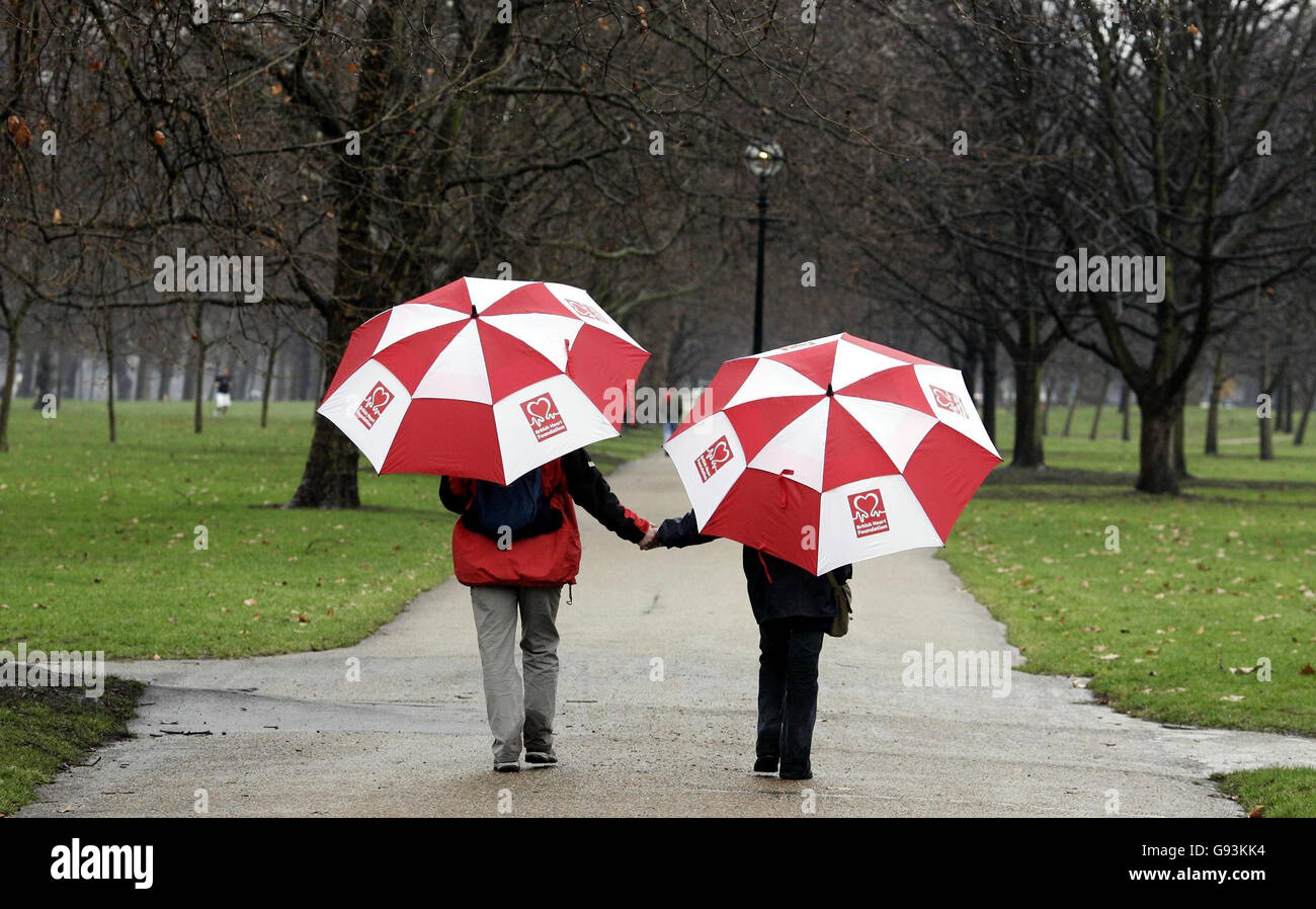 A couple walk hand in hand at the start of the British Heart Foundation's new matchmaking event - called the Flirt Walk in Hyde Park, London, Sunday February 12, 2006. Hundreds of singles are expected to attend the event, hoping to find love in time for Tuesday's Valentine's day. PRESS ASSOCIATION Photo. Photo credit should read: Andrew PArsons/PA Stock Photo