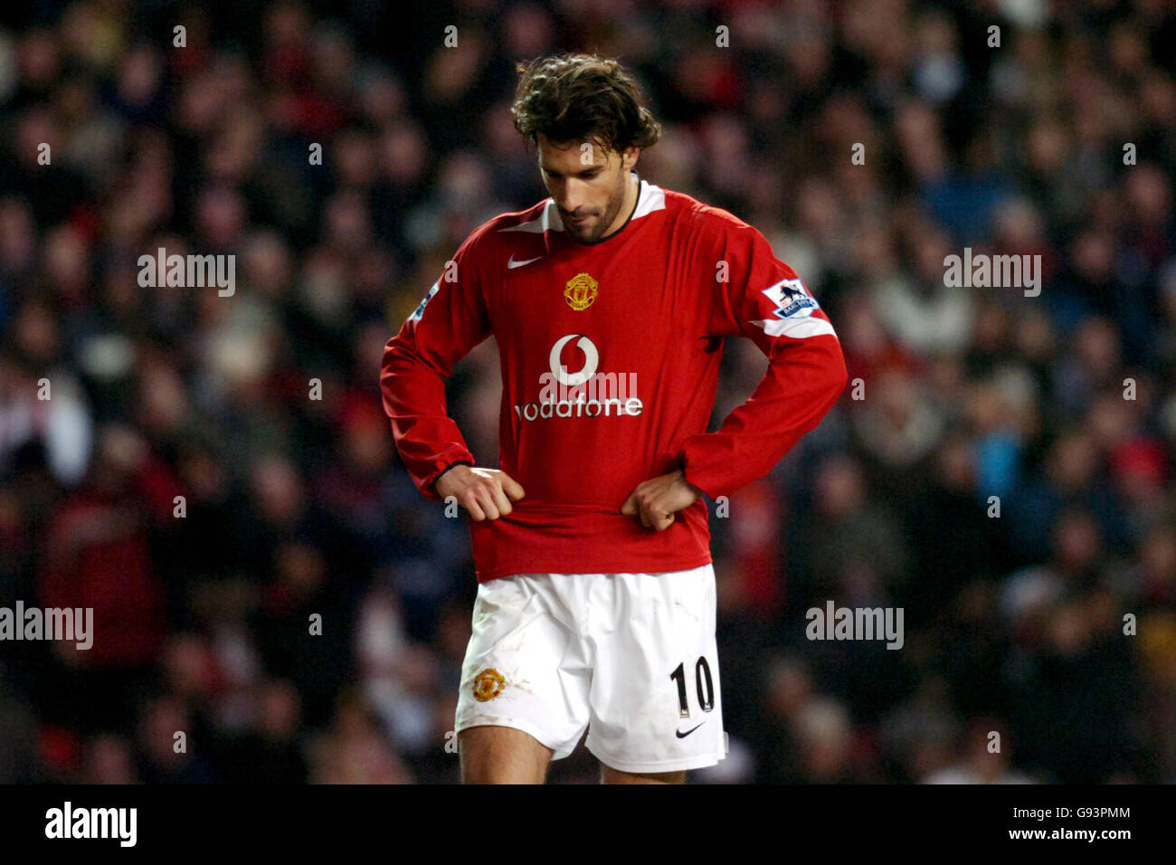 Manchester United's Ruud Van Nistelrooy celebrates with winning goalscorer  Diego Forlan Stock Photo - Alamy