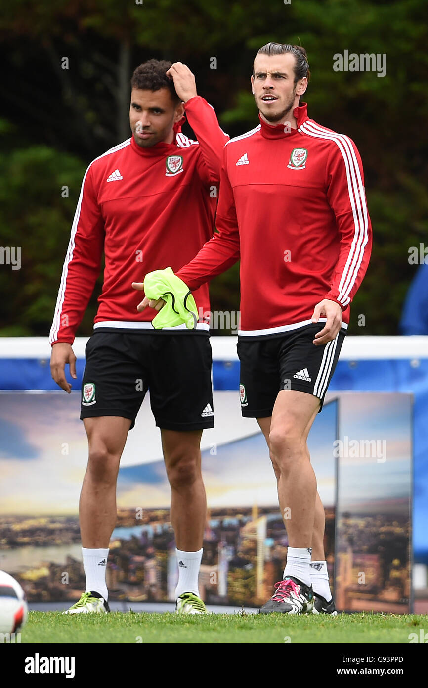 Wales Hal Robson Kanu Left And Gareth Bale Right During A Training Session At The Wales Media Centre Complex Sportif Du Cosec Dinard Stock Photo Alamy