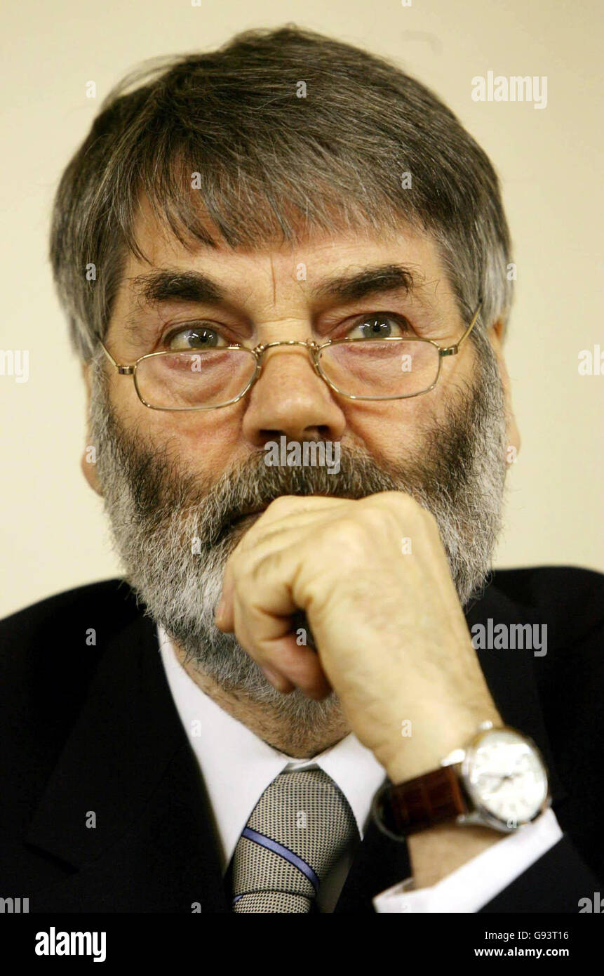 MEP Proinsias de Rossa of the Labour Party speaks at an Irish Congress of Trade Unions discussion on the controversial EU Services Directive in Dublin, Friday January 27, 2006 See PA story POLITICS Directive. PRESS ASSOCIATION Photo. Photo credit should read: Niall Carson/PA. Stock Photo