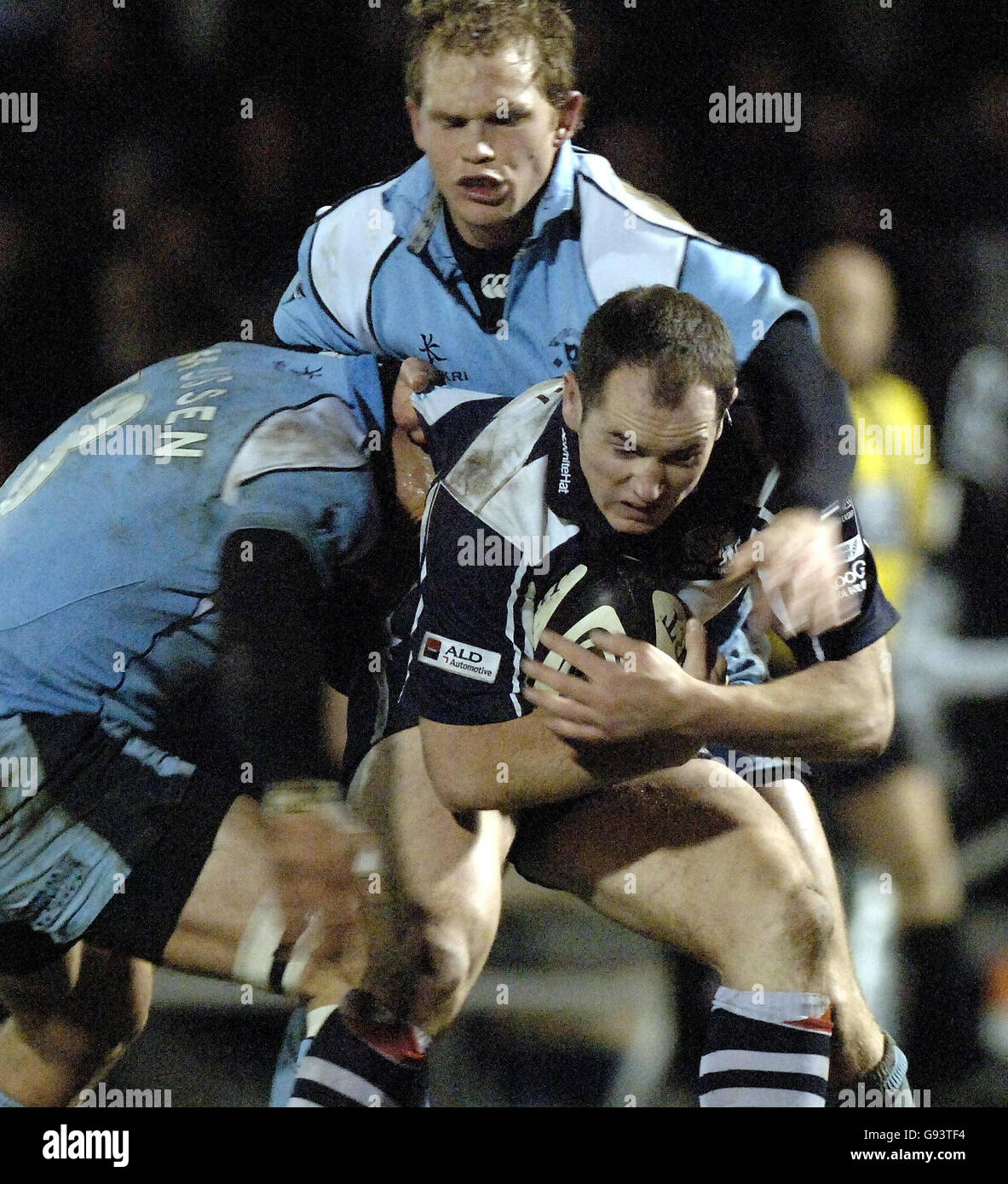 Bristol Shoguns' Shaun Perry (R) is caught by Worcester Warriors' Dale Rasmussen during the Guinness Premiership match at The Memorial Stadium, Bristol, Friday January 27, 2006. PRESS ASSOCIATION Photo. Photo credit should read: David Jones/PA. Stock Photo