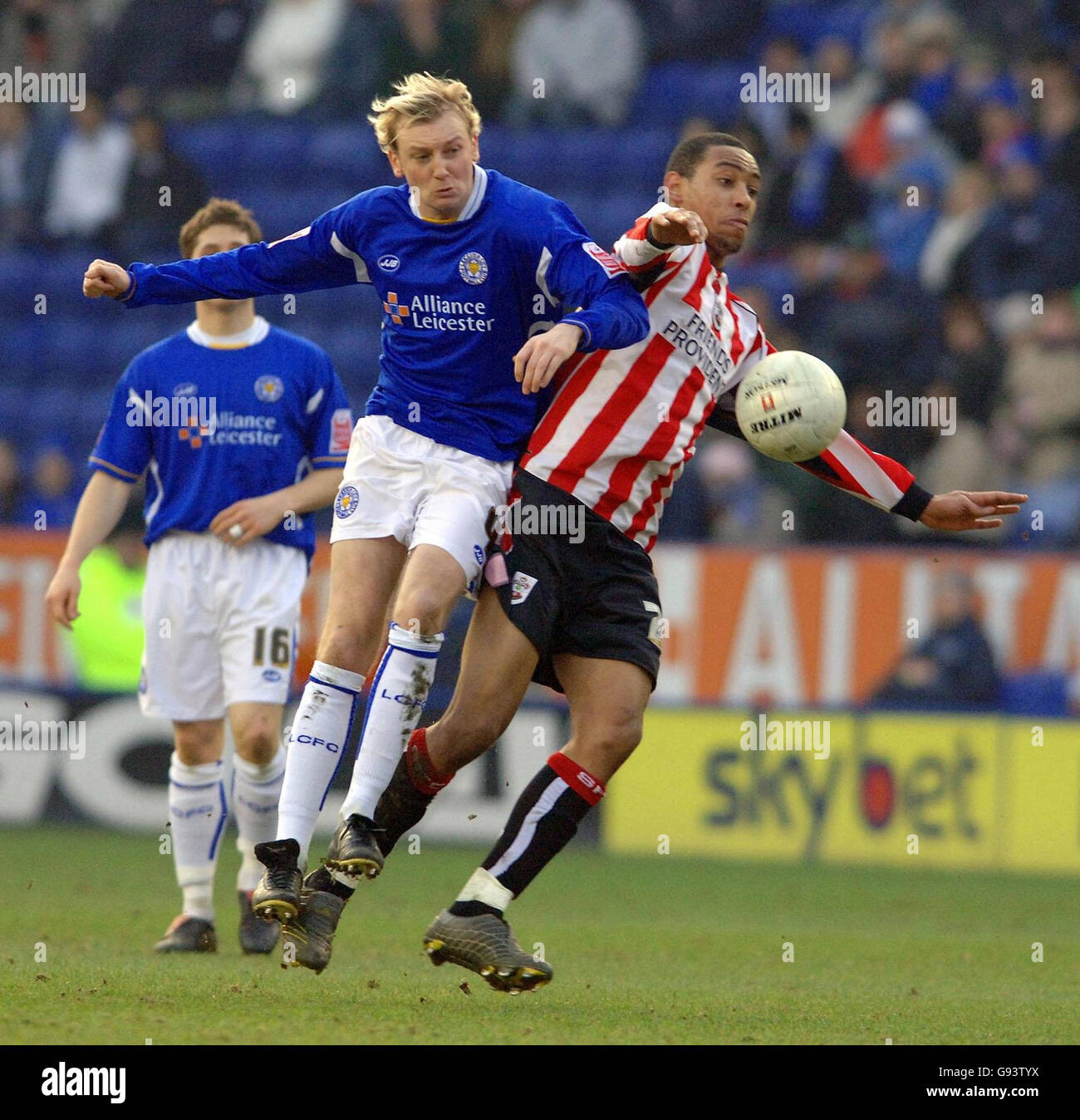 Leicester City's Stephen Hughes (L) battles for the ball with Southampton's Dexter Blackstock during the FA Cup fourth round match at the Walkers Stadium, Leicester, Saturday January 28, 2006. PRESS ASSOCIATION Photo. Photo credit should read: Matthew Fearn/PA. Stock Photo