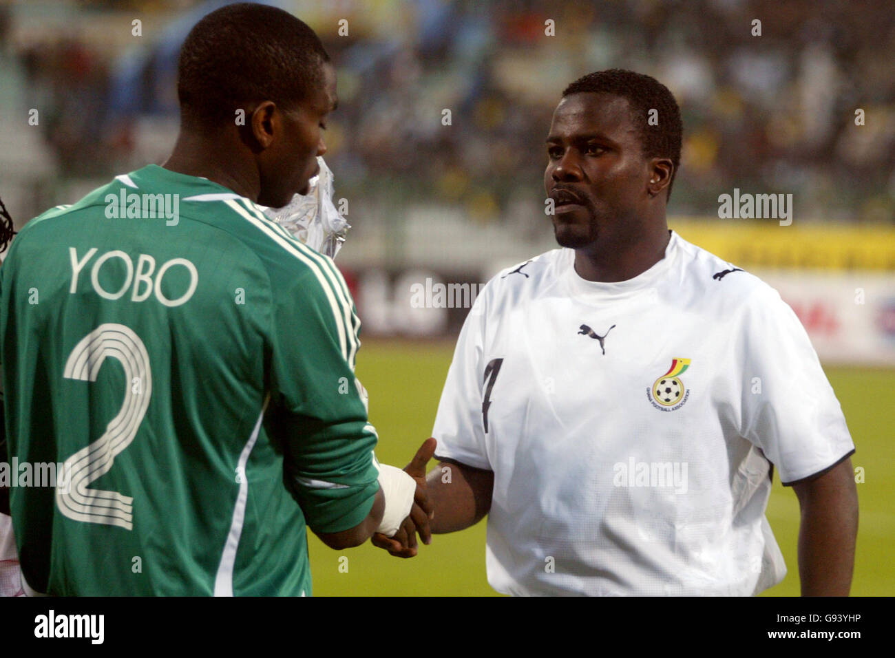 Nigeria's Joseph Yobo and Ghana's Samuel Osei Kuffour shake hands prior to kick off Stock Photo