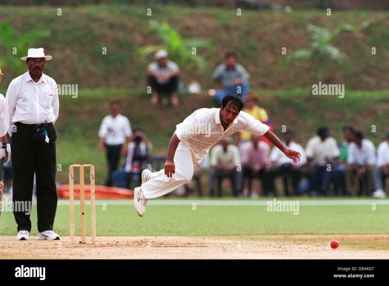 Cricket - 16th Commonwealth Games - Kuala Lumpur, Malaysia - Pool B - Australia v India. Robin Singh of India bowling against Australia Stock Photo