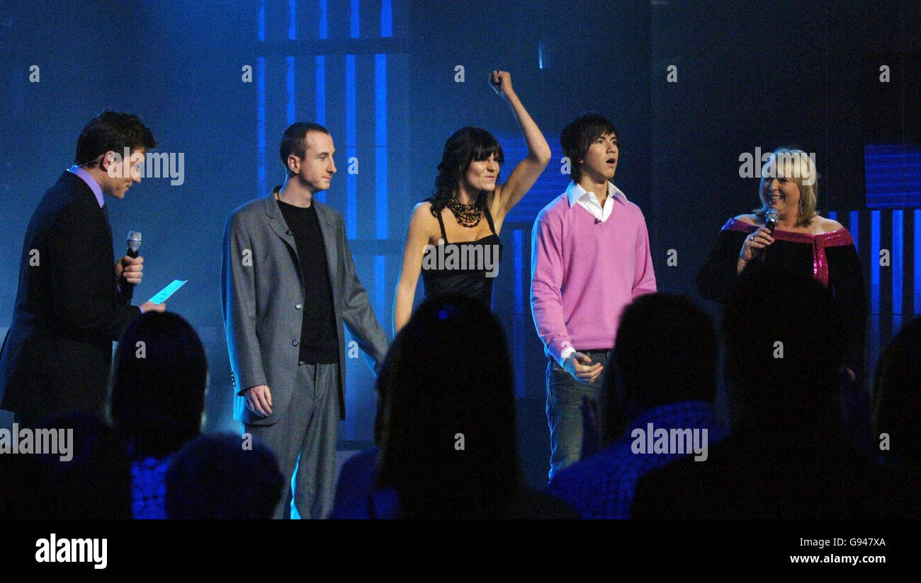 Hosts Ben Shephard (left) and Fern Britton (R) watch with the audience as Andy Whyment (2nd L), Lucy Pargeter and Richard Fleeshman wait for the public vote on Soapstar Superstar Live final on Saturday 14 January 2006 at Granada Television Studio. Manchester. PRESS ASSOCIATION Photo. Photo Credit should read: Steve Parsons/PA. Stock Photo