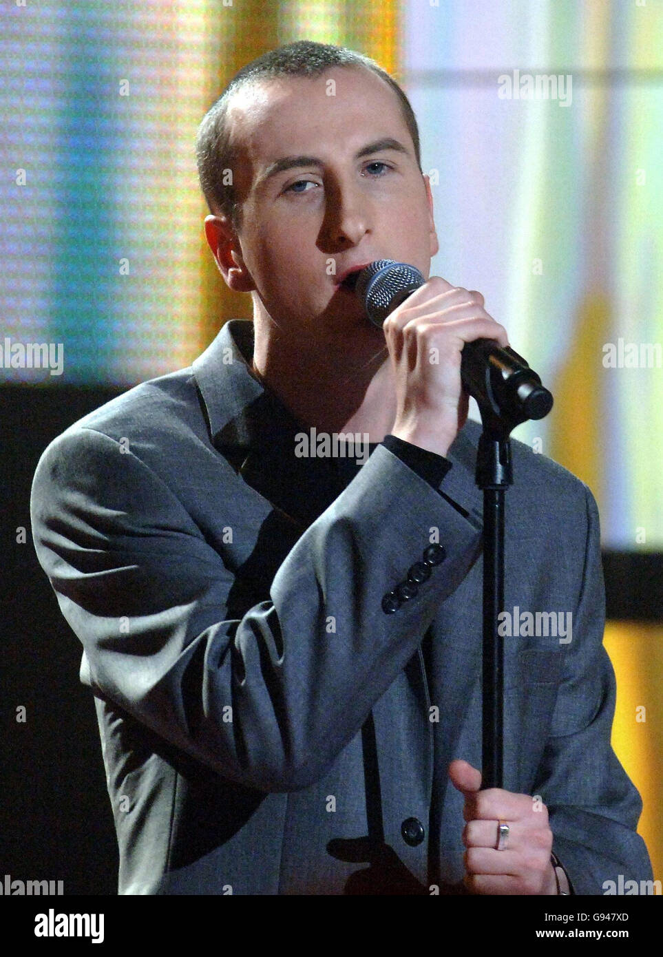 Andy Whyment performs on Soapstar Superstar Live final on Saturday 14 January 2006 at Granada Television Studio. Manchester. PRESS ASSOCIATION Photo. Photo Credit should read: Steve Parsons/PA. Stock Photo