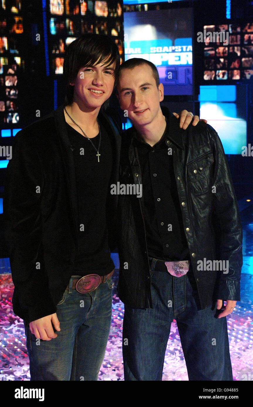 Richard Fleeshman (L), winner of the Soapstar Superstar Live final on Saturday 14 January 2006 at Granada Television Studio, Manchester, having beaten Andy Whyment (R). PRESS ASSOCIATION Photo. Photo Credit should read: Steve Parsons/PA. Stock Photo