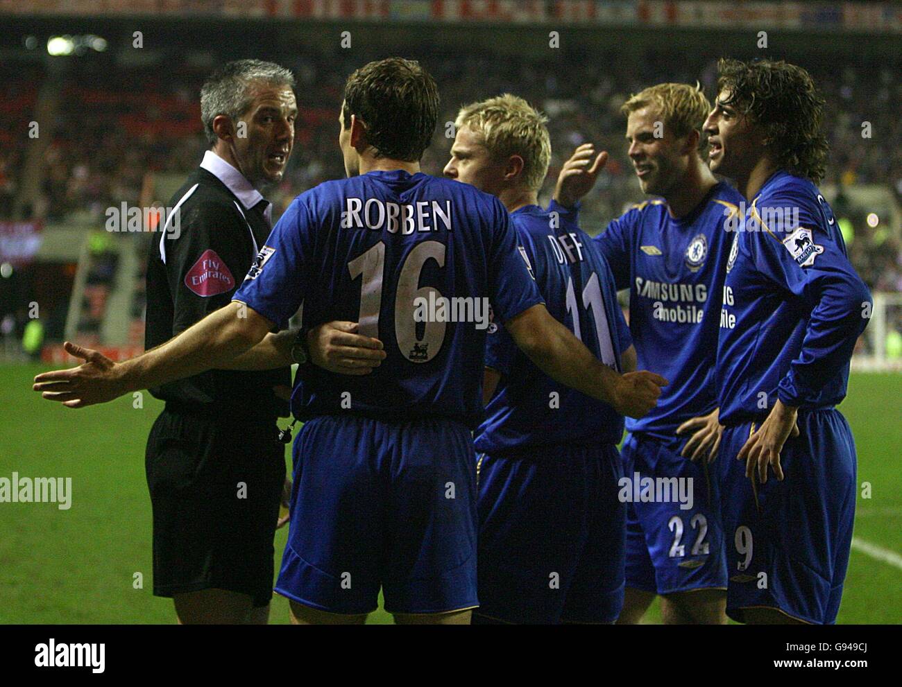 Soccer - FA Barclays Premiership - Sunderland v Chelsea - Stadium of Light .. Chelsea's Arjen Robben is sent off by referee Chris Foy after celebrating his goal Stock Photo
