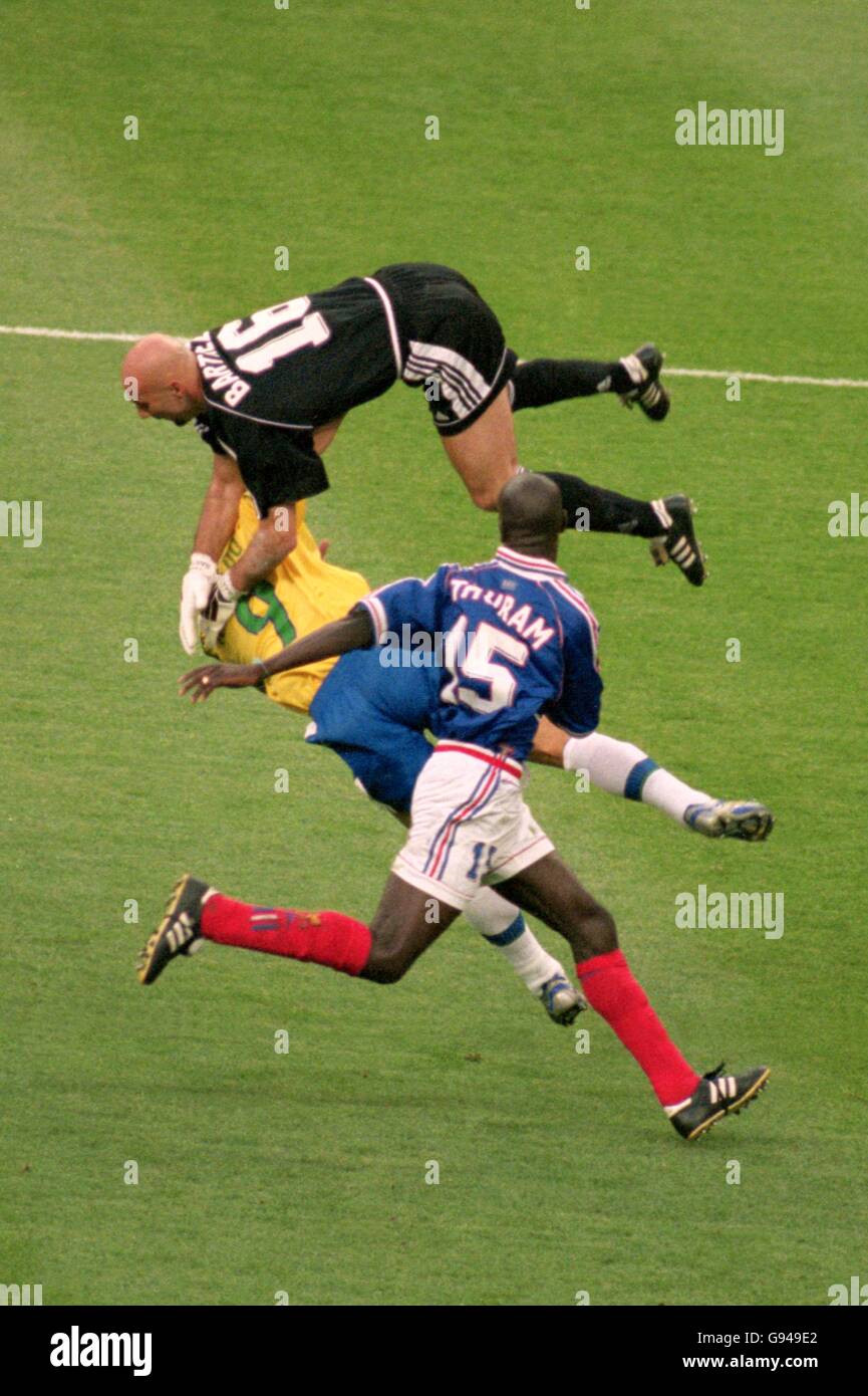 Sport football ruud van nistelrooy fabien barthez hi-res stock photography  and images - Alamy