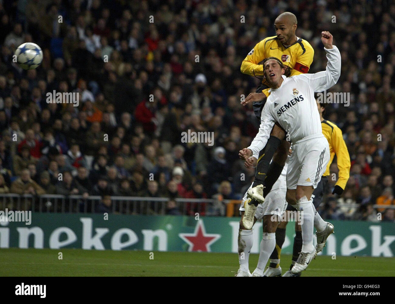Arsenal's Thierry Henry (top) rises above Real Madrid's Ramos Sergio to put a header just wide during the UEFA Champions League match at the Santiago Bernabeu, Madrid, Spain, Tuesday February 21, 2006. PRESS ASSOCIATION Photo. Photo credit should read: Nick Potts/PA. Stock Photo