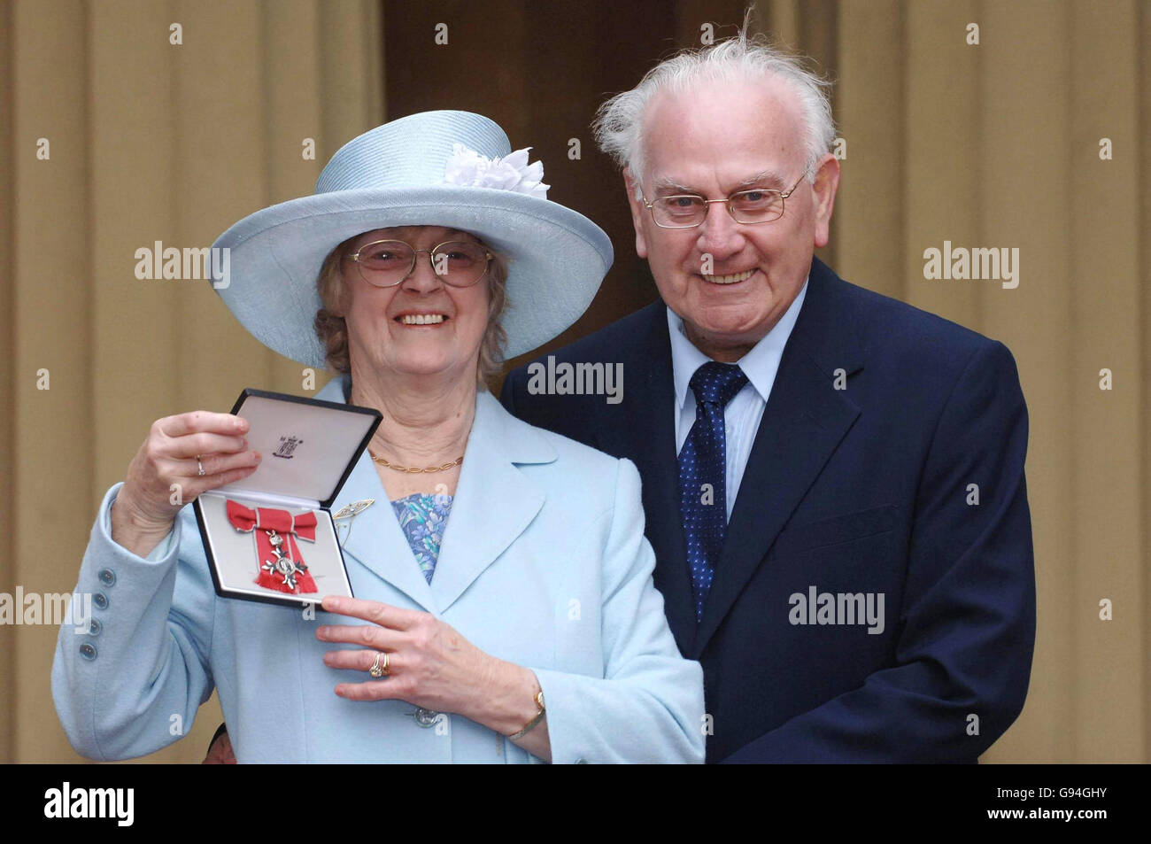 Eileen Kear and husband Charles with her MBE, which she received from Britain's Queen Elizabeth II at Buckingham Palace, Wednesday February 22, 2006. See PA Story ROYAL Investiture. PRESS ASSOCAITION Photo. Photo credit should read: Stefan Rousseau/WPA Rota/PA. Stock Photo