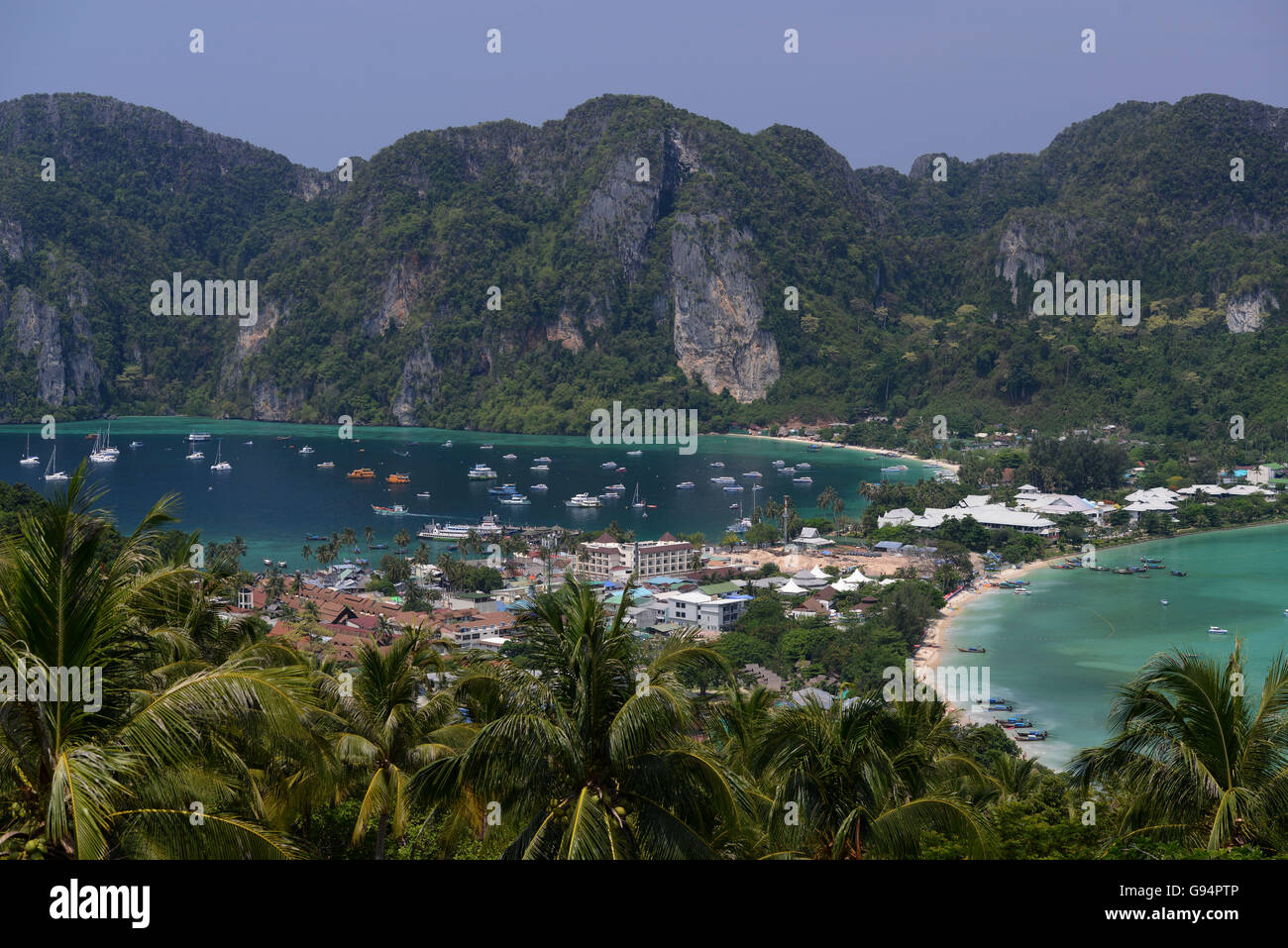 The view from the Viewpoint on the Town of Ko PhiPhi on Ko Phi Phi Island outside of the City of Krabi on the Andaman Sea in the Stock Photo