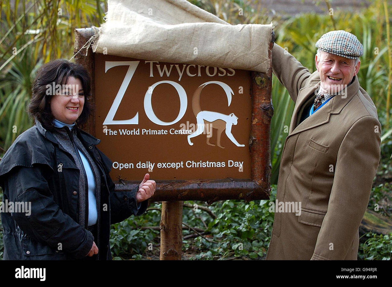 Twycross Zoo's Chairwoman Suzanne Boardman and the Sheriff of Leicestershire James Buxton unveil the new branding as it is officially announced Tuesday February 21, 2006, as a 'World Primate Centre'. Twycross Zoo has the largest collection of monkey and ape species in the world and is officially announced today as a 'World Primate Centre'. PRESS ASSOCIATION Photo. Photo credit should read: Rui Vieira/PA. Stock Photo
