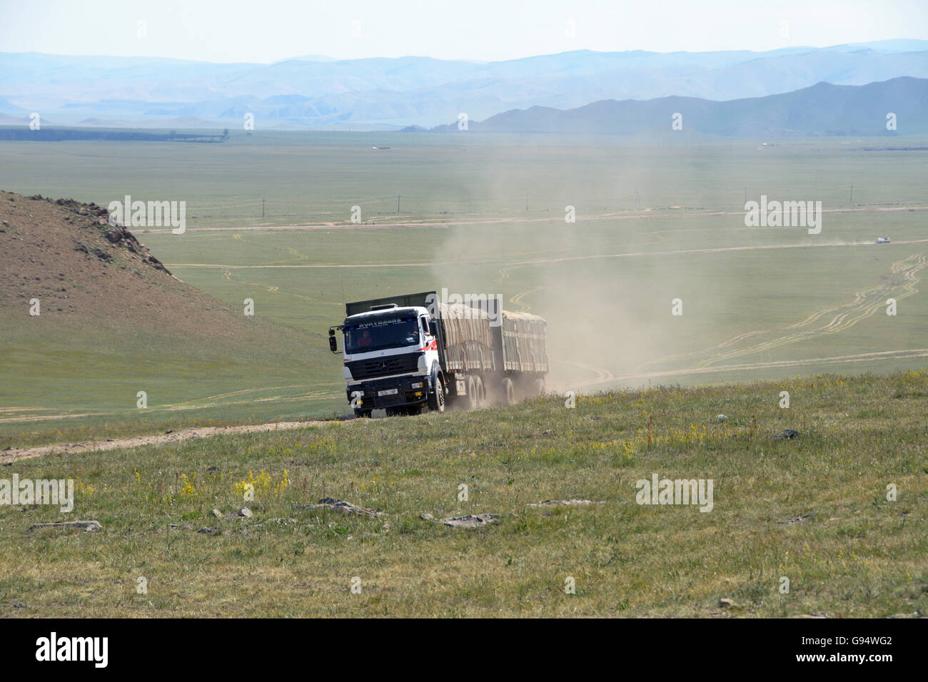 Truck in the Steppe, Terkhiin Tsagaan Nationalpark, Mongolei Stock Photo