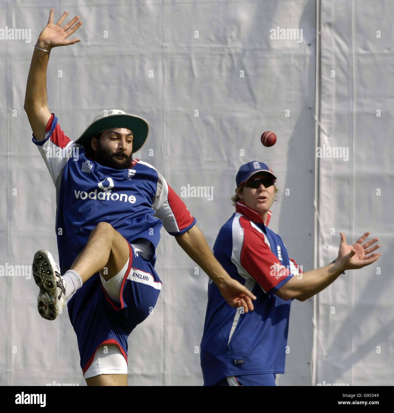 England cricketers Monty Panesar (L) and Matthew Hoggard during a practice session at the Cricket Club of India, Brabourne Stadium in Bombay, India. Stock Photo