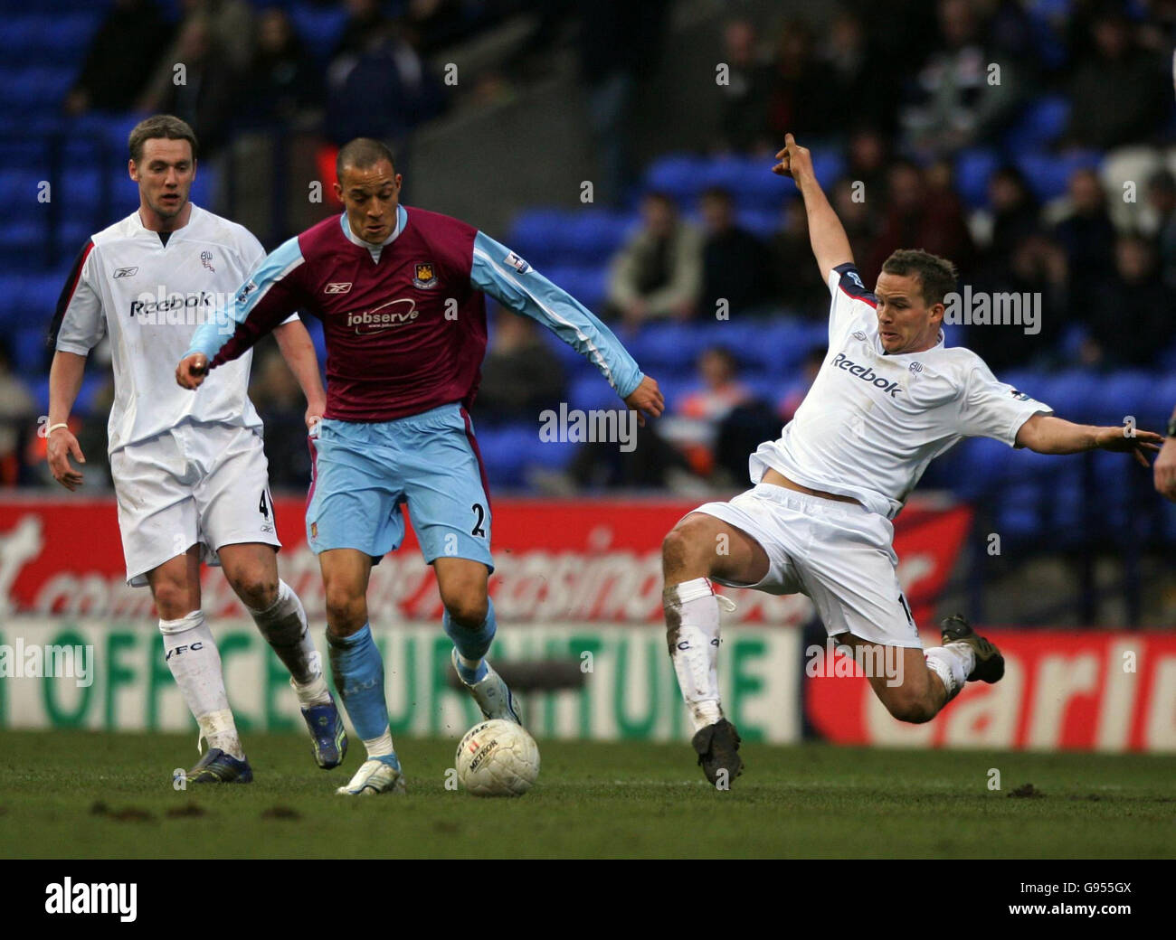 West Ham United's Bobby Zamora (C) skips past a tackle from Bolton Wanderers Kevin Davies during the FA Cup fifth round match at the Reebok Stadium, Bolton, Saturday February 18, 2006. PRESS ASSOCIATION Photo. Photo credit should read: Nick Potts/PA. Stock Photo