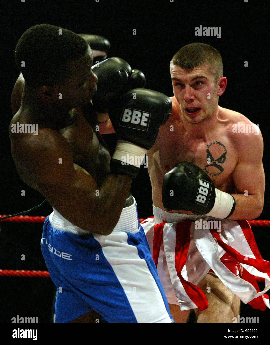 Aberdeen's Lee McAllistair (right) holds off London's Silence Shaheed during their lightweight contest at the Meadowbank stadium in Edinburgh, Saturday February 18, 2006. PRESS ASSOCIATION Photo. Photo credit should read: David Cheskin/PA. Stock Photo