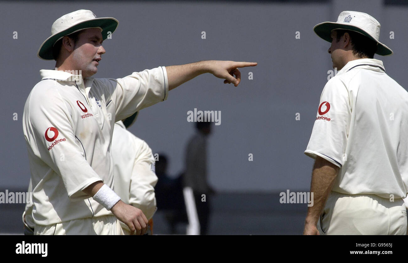 England's Ian Blackwell (left) with captain Michael Vaughan during the second day of the opening tour match against the CCI Presidents XI at the Brabourne Stadium in Mumbai, India, Sunday February 19, 2006. PRESS ASSOCIATION Photo. Photo credit should read: Rebecca Naden/PA. Stock Photo