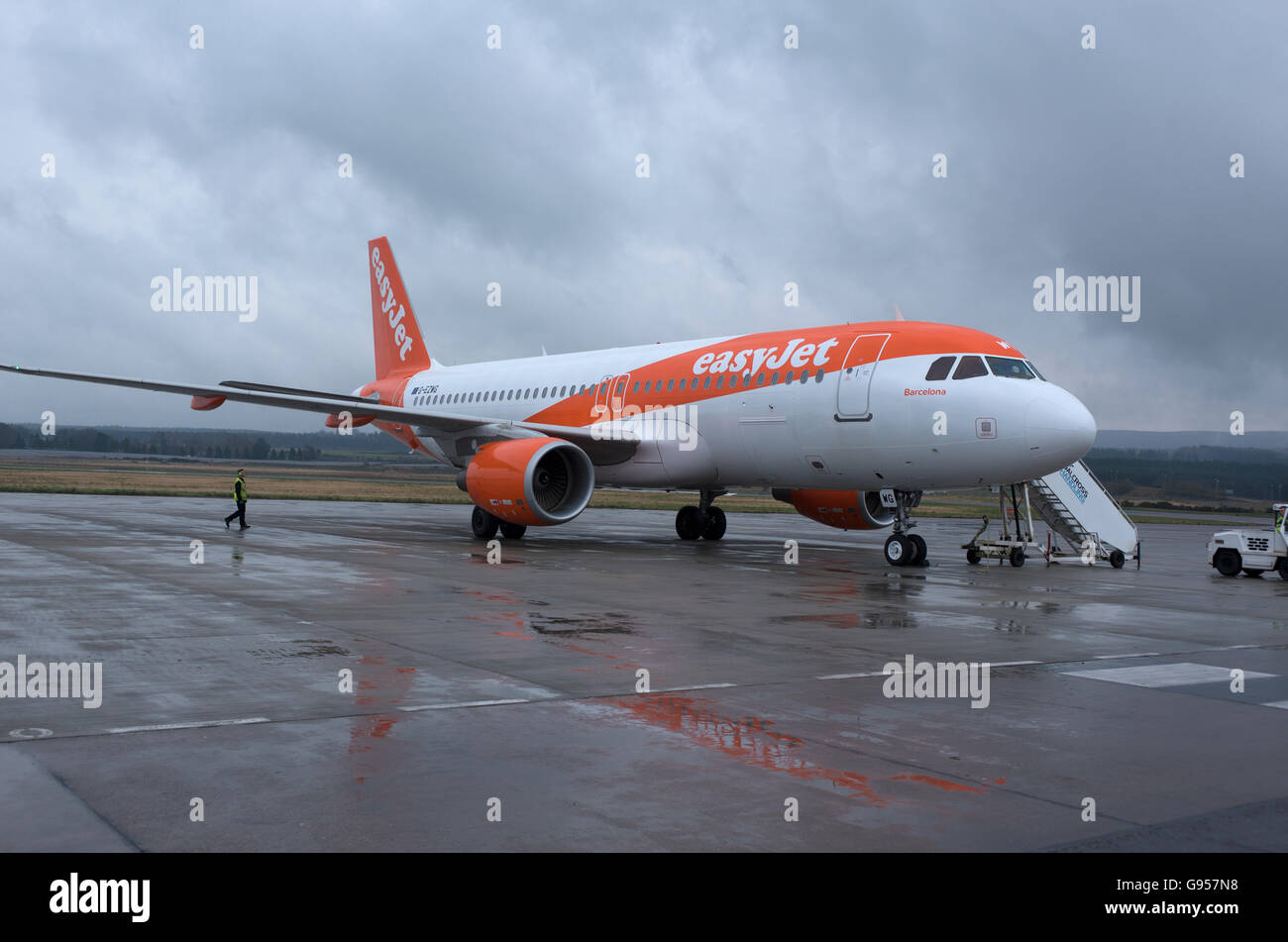 Easy Jet Aircraft positioning at London Gatwick Airport.  SCO 10,515. Stock Photo