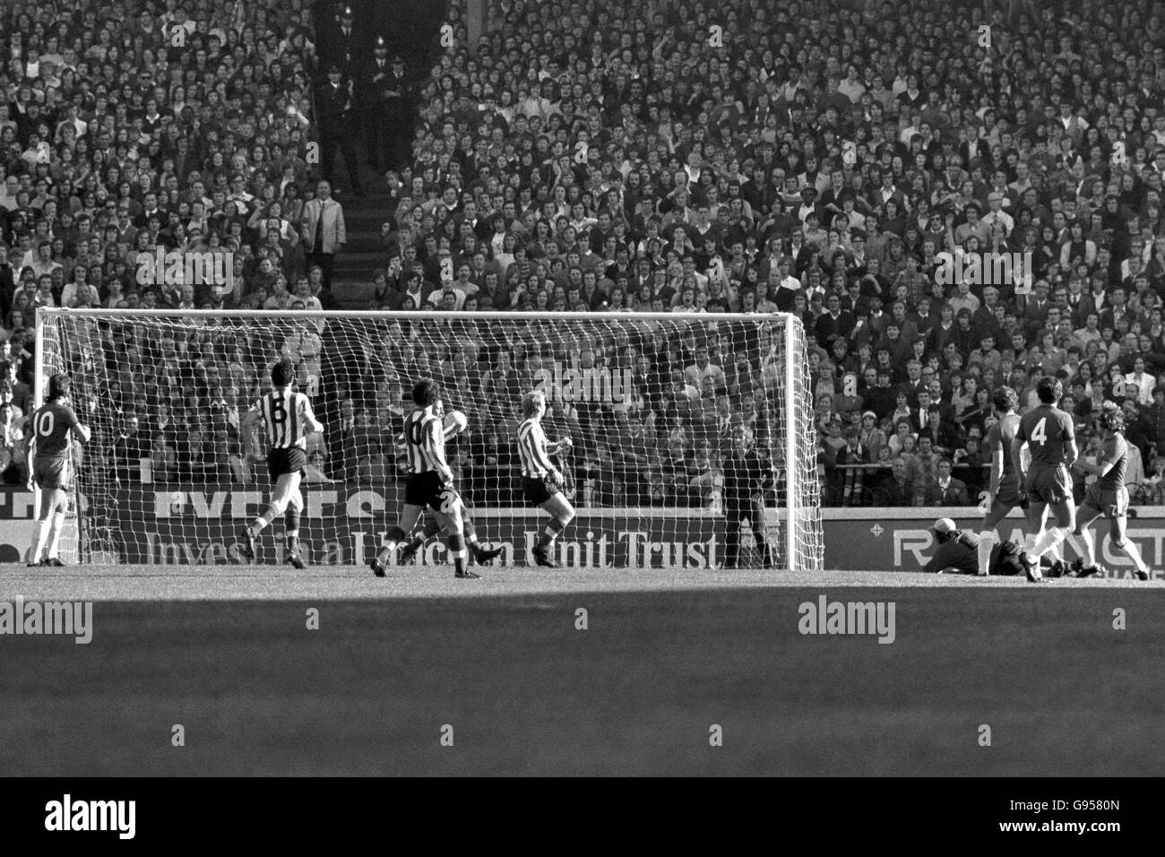 Chelsea's Tommy Baldwin (r) fires the ball past Southampton goalkeeper Eric Martin (fourth r) to score his team's first goal Stock Photo