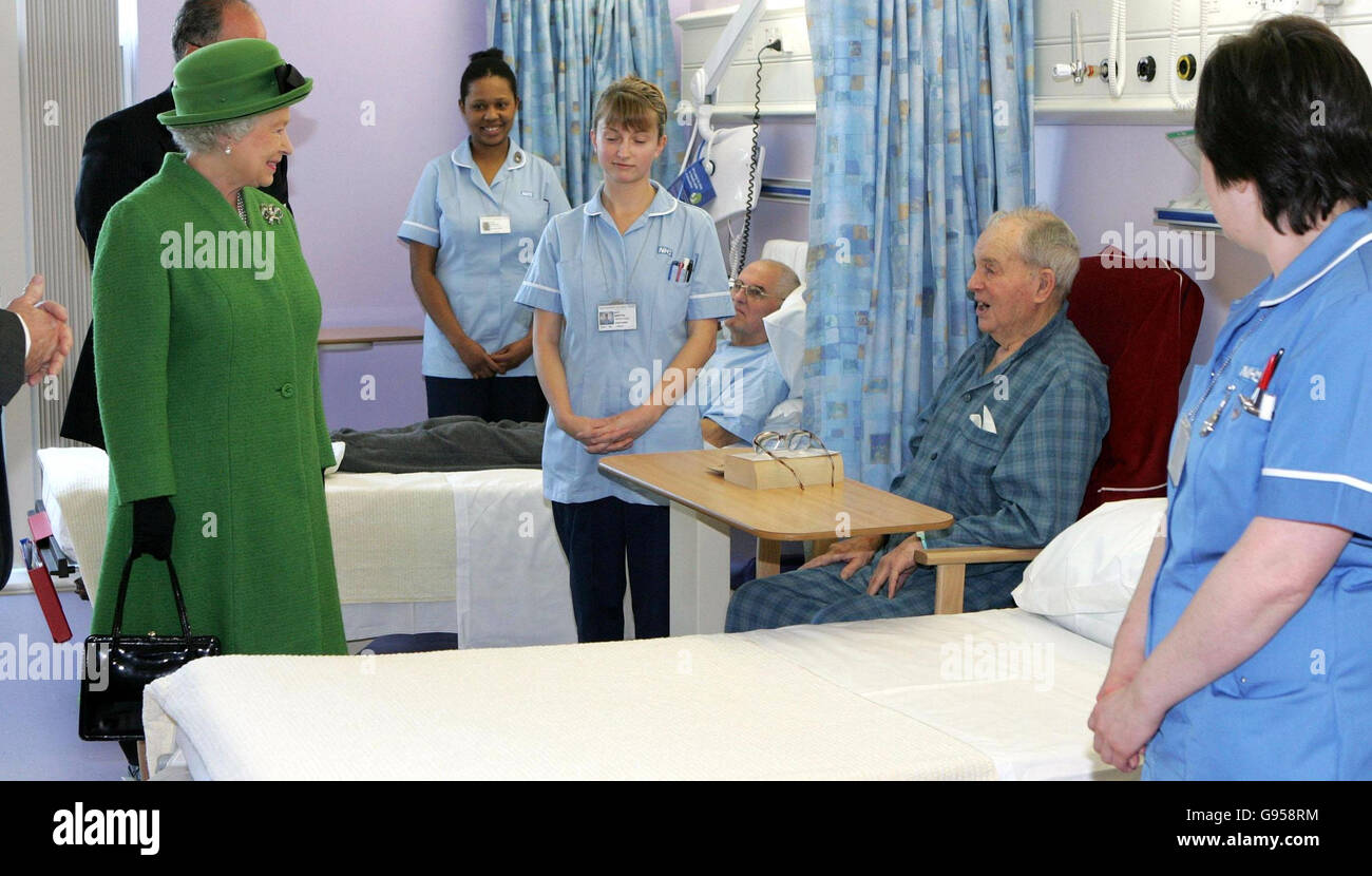 Britain's Queen Elizabeth II meets patients during a visit to The Royal Berkshire Hospital, Reading, Friday February 24, 2006. In December 2005 the hospital completed an eight-year building project to bring services from Reading's Battle Hospital on to a single site near the town centre. See PA Story ROYAL Queen. PRESS ASSOCIATION Photo. Photo credit should read: Tim Ockenden/WPA Rota/PA. Stock Photo