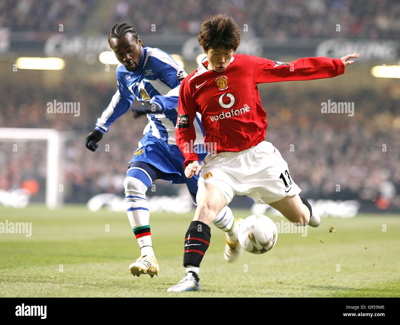(L-R) Wigan Athletic's Pascal Chimbonda and Mannchester United's Ji-Sung Park Stock Photo