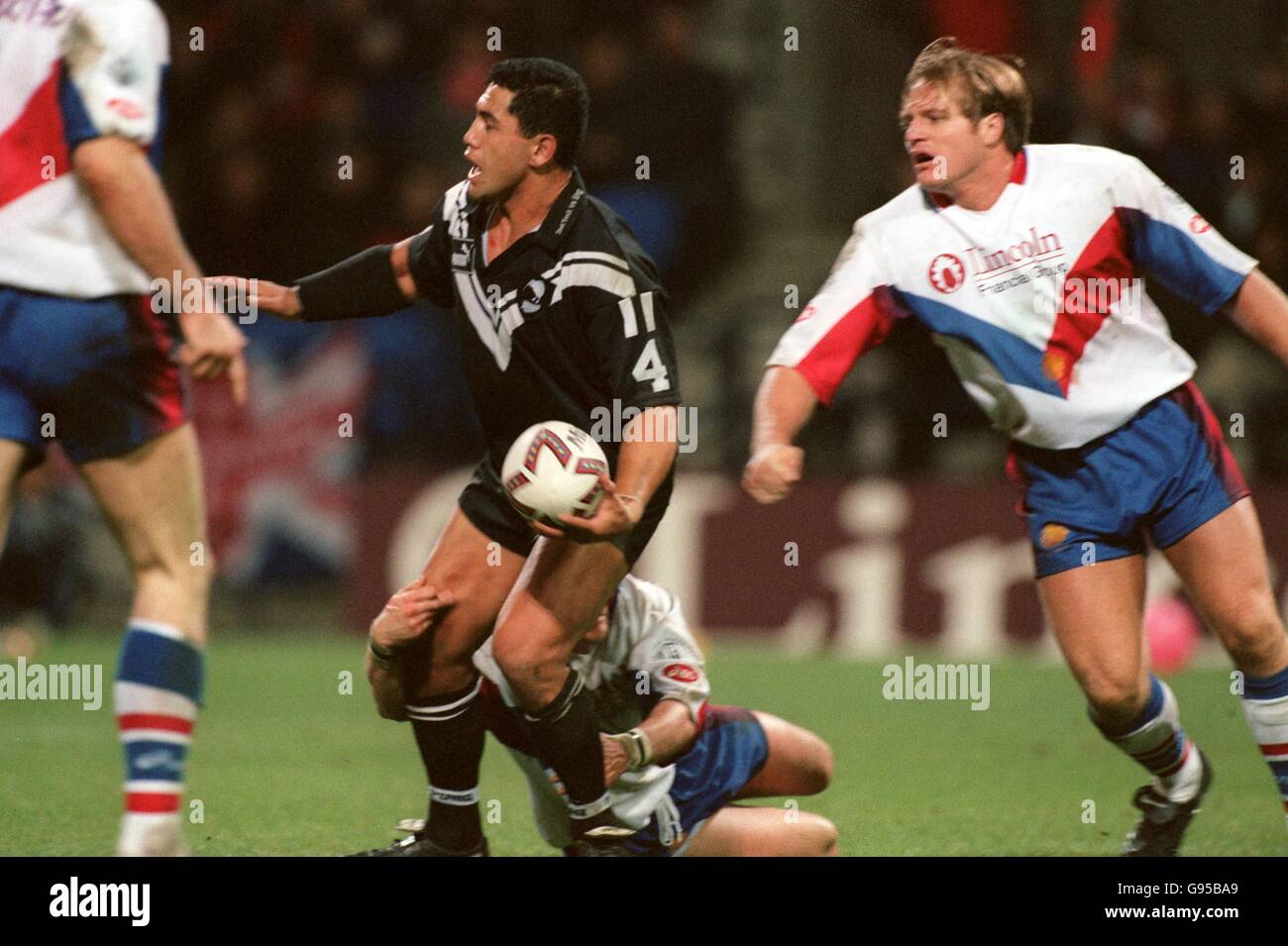 New Zealand's Ruben Wiki (left) tries to get away from the tackle of Great  Britain's Francis Cummins (on floor Stock Photo - Alamy