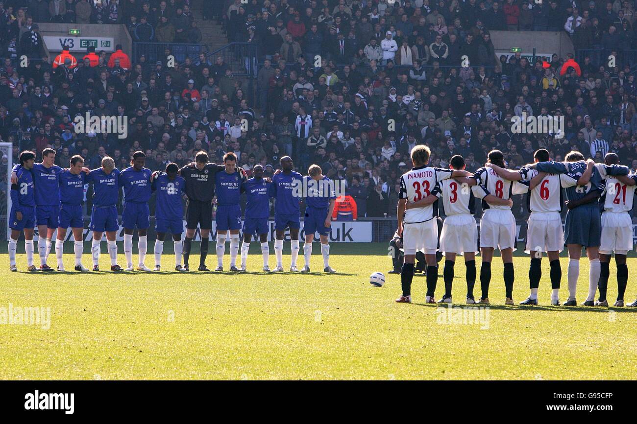 Soccer - FA Barclays Premiership - West Bromwich Albion v Chelsea - The Hawthorns. Chelsea and Wets Bromwich Albion observe a minutes silence in memory of Peter Osgood Stock Photo