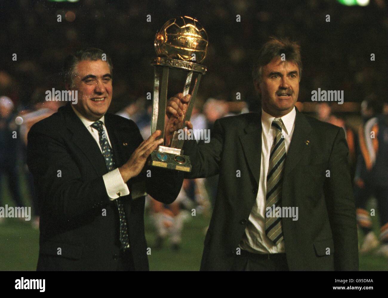 Soccer - World Club Championship - Toyota Cup - Real Madrid v Vasco da Gama, Tokyo, Japan. Real Madrid president Lorenzo Sanz and manager Guus Hiddink with the Toyota Cup trophy after Madrid beat Vasco 2-1 in Japan Stock Photo