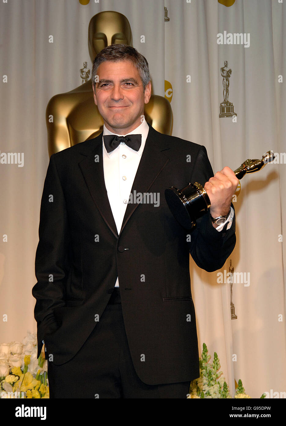Clooney receives the Oscar for best performance by an actor in a