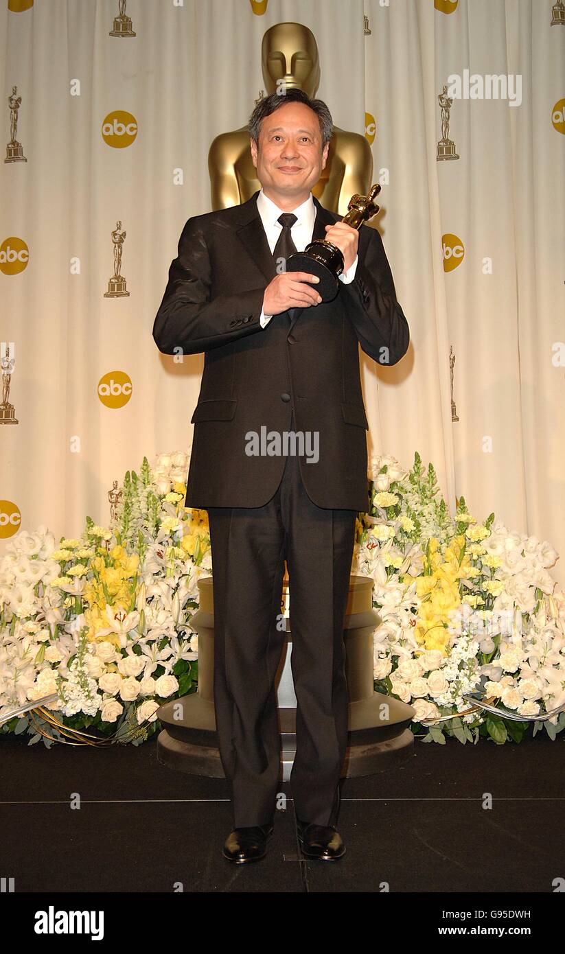 Ang Lee with the Award for Achievement in Directing for Brokeback Mountain Stock Photo