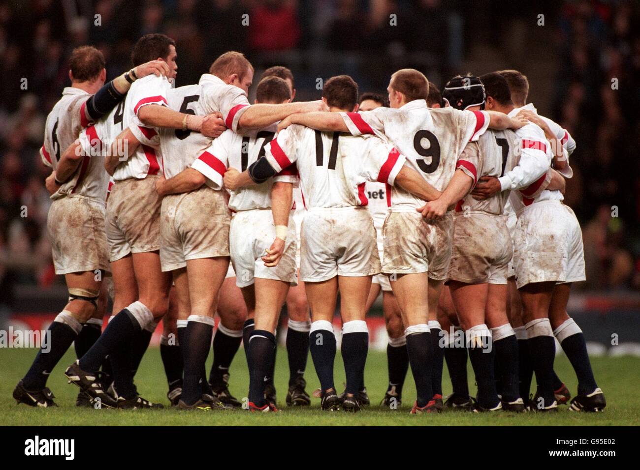 England rugby team in a huddle hi-res stock photography and images - Alamy
