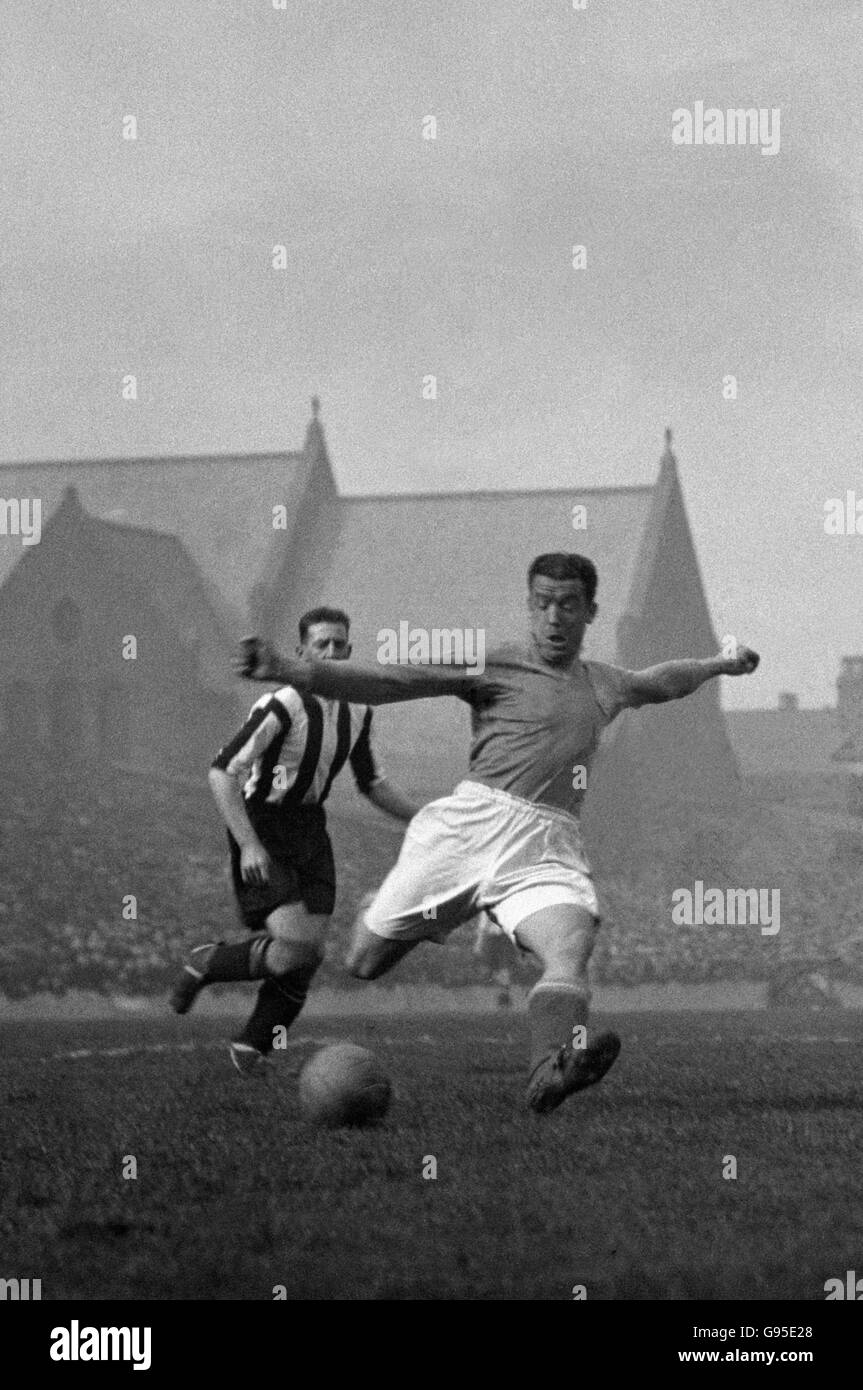 Soccer - League Division One - Everton. Bill 'Dixie' Dean of Everton shoots for goal at Goodison Park Stock Photo
