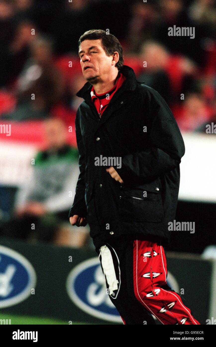 Soccer - UEFA Champions League - Group F - Benfica v Kaiserslautern. Otto  Rehhagel, Kaiserslautern coach Stock Photo - Alamy