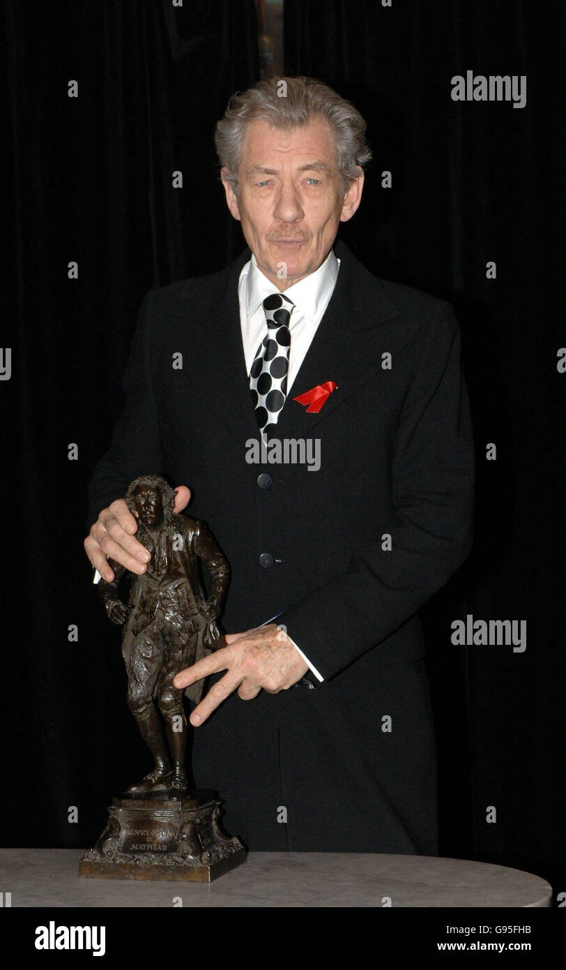 Sir Ian McKellen with the statue of Sir Henry Irving, Britian's first theatrical knight, at the Lyceum Theatre, central London, on the occasion of the centenary of his death, Monday 13 February 2006. PRESS ASSOCIATION Photo. Photo Credit should read: Steve Parsons/PA. Stock Photo