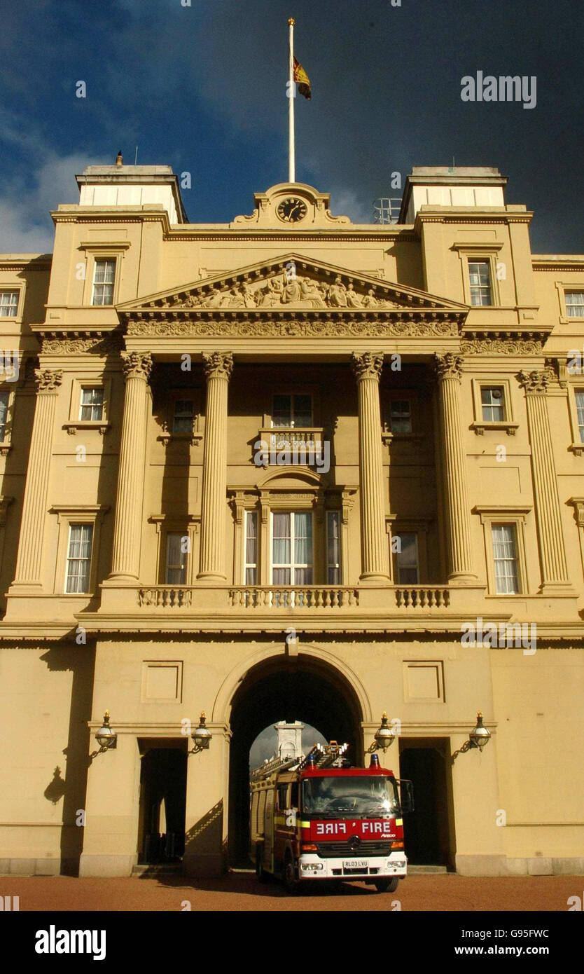 Fire engine pulls into quadrangle buckingham palace in central london