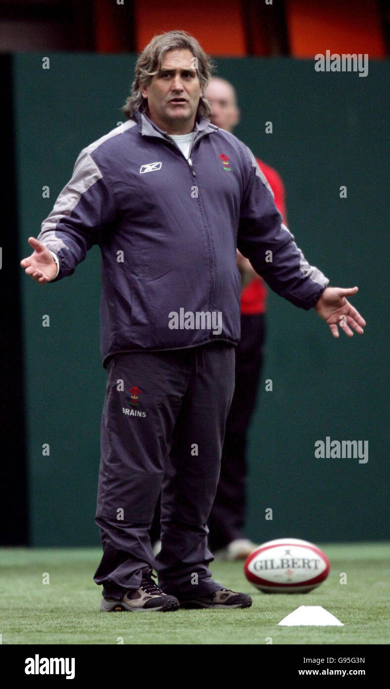 Scott Johnson leads a Wales training session at The Barn, Vale of Glamorgan Hotel, Hensol, nr Cardiff, Wednesday February 15, 2006. See PA story RUGBYU Wales. PRESS ASSOCIATION Photo. Photo credit should read: David Davies/PA. Stock Photo