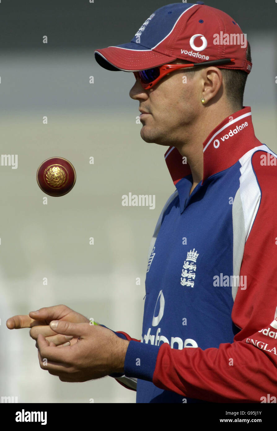 England cricketer Kevin Pietersen sporting a new haircut during net practice at the Cricket Club of India, Brabourne Stadium, Bombay, India, Friday February 17, 2006. PRESS ASSOCIATION Photo. Photo credit should read: Rebecca Naden/PA. Stock Photo