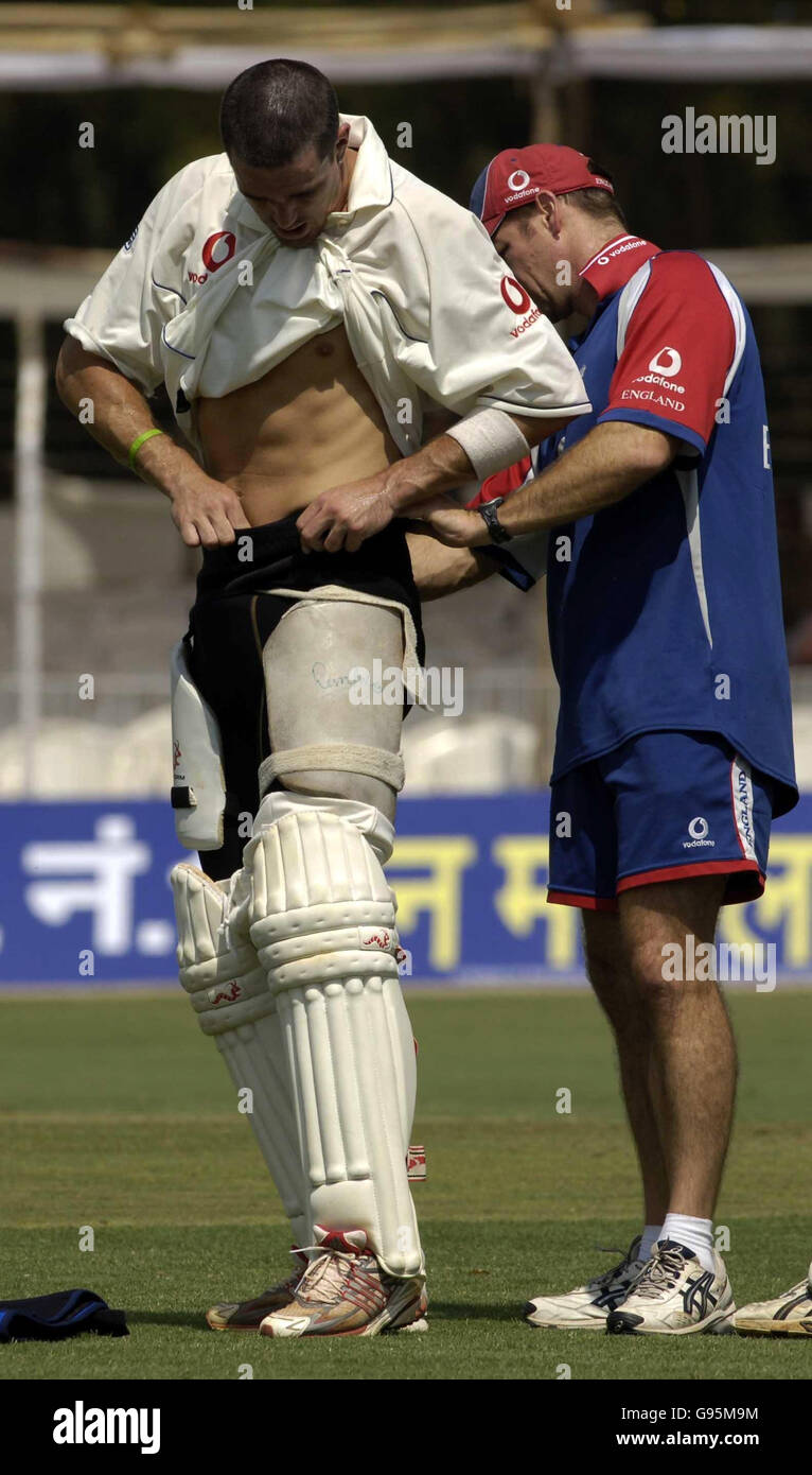 England's Kevin Pietersen (L) receives attention from team physiotherapist Kirk Russell before retiring hurt, during the first day of the tour match against the Indian Board President's XI at the IPCL Cricket ground, Baroda, India, Thursday February 23, 2006. With less than a week to go before the first Test in Nagpur, Pietersen's slight back niggle worsened while batting. See PA story CRICKET England. PRESS ASSOCIATION Photo. Photo credit should read: Rebecca Naden/PA. ***- NO MOBILE PHONE USE*** Stock Photo