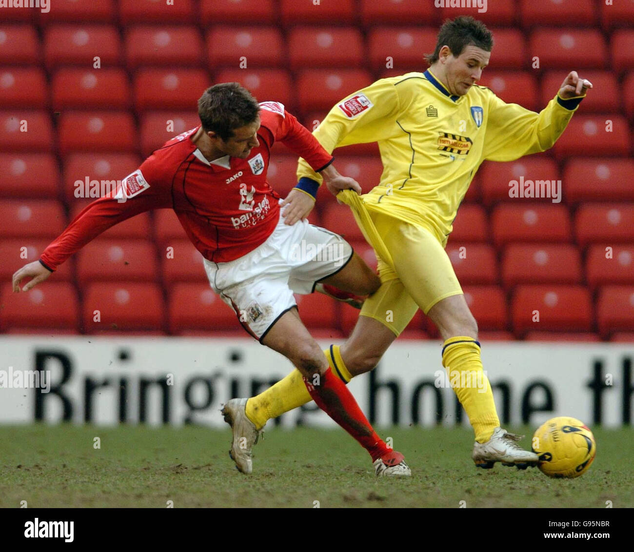 Barnsley's Stephen McPhail (L) pulls on Colchester's Mark Yeates during the Coca-Cola League One match at Oakwell Stadium, Barnsley, Saturday February 25, 2006. PRESS ASSOCIATION Photo. Photo credit should read: PA NO UNOFFICIAL CLUB WEBSITE USE. Stock Photo