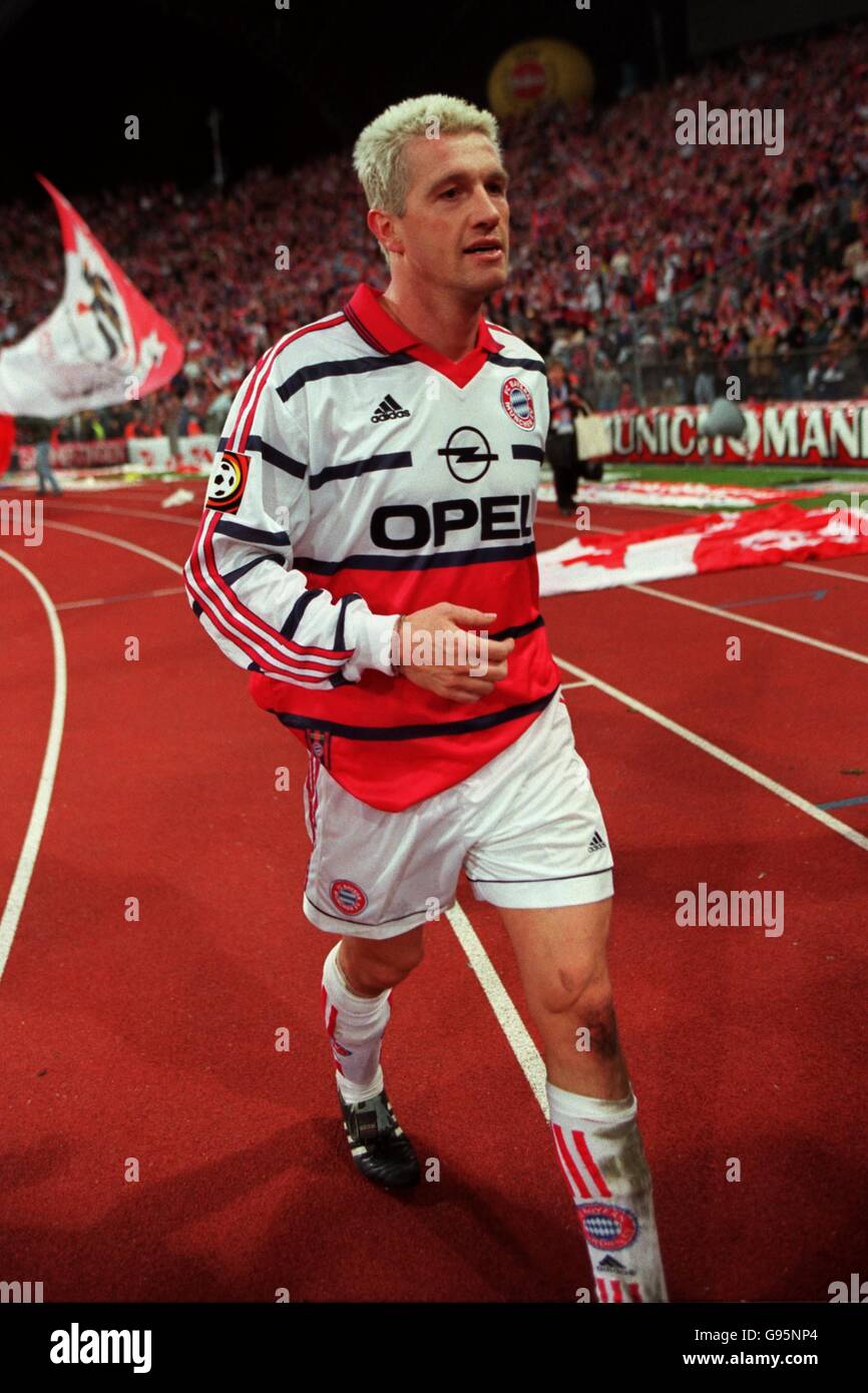 Bayern Munich's Thomas Strunz leaves the pitch after his team's victory Stock Photo