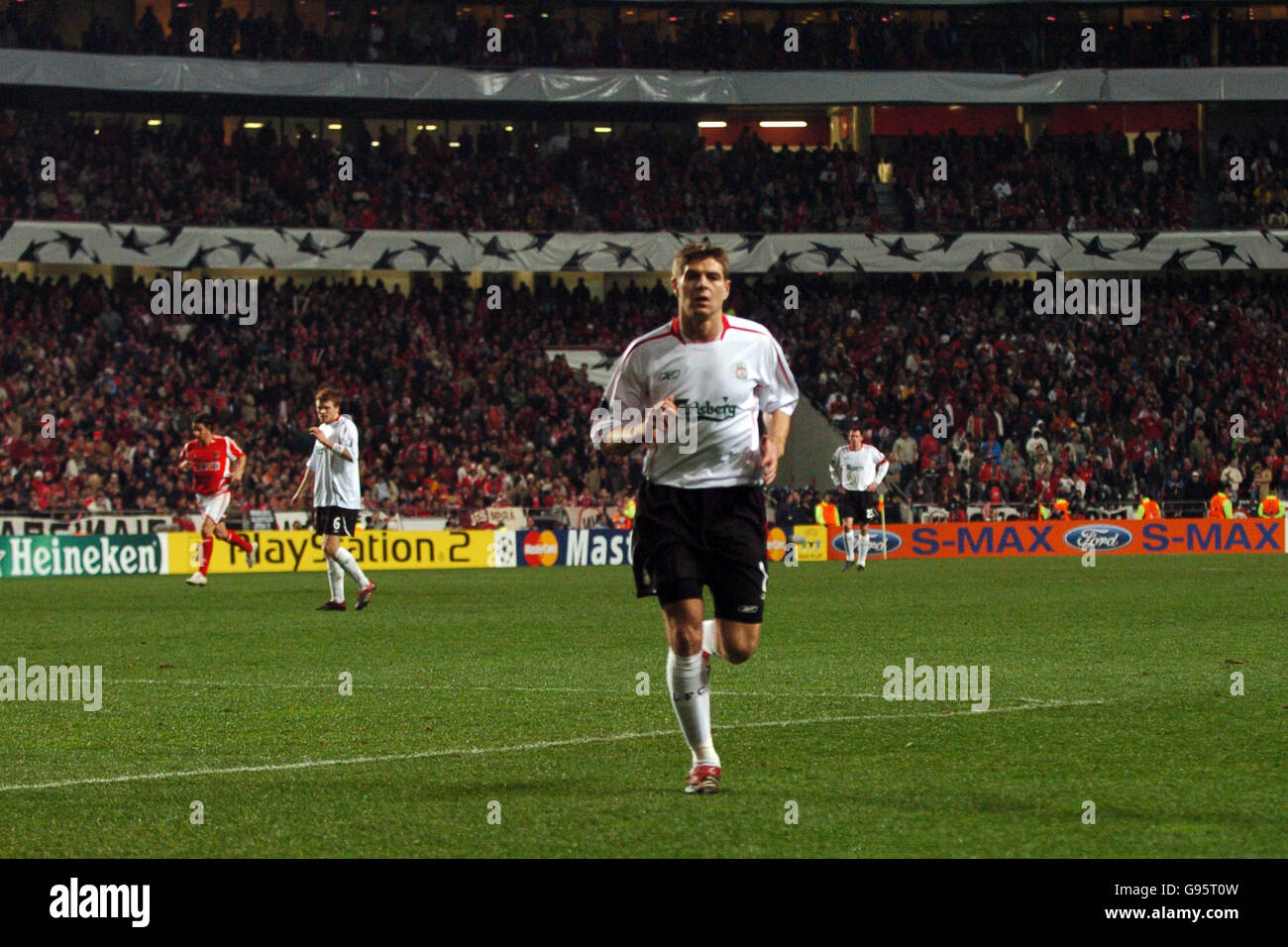 [Imagen: soccer-uefa-champions-league-round-of-16...G95T0W.jpg]