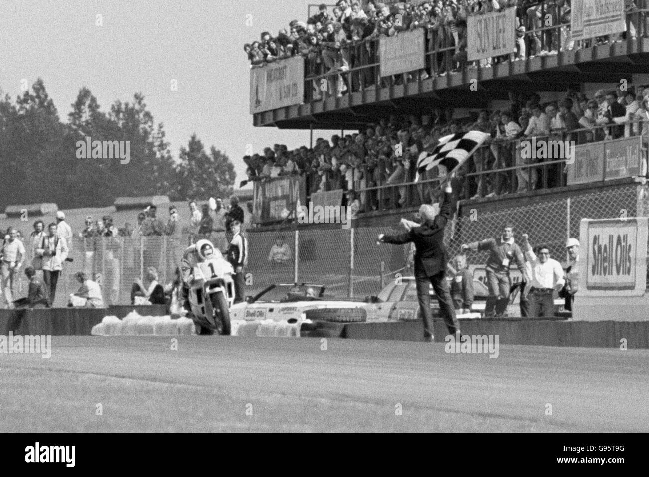 Motorcycling - British Motorcycle Grand Prix - Donington Park. Eddie Lawson takes the chequered flag to win the British Moto GP Stock Photo
